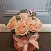 A hatbox of 12 pink roses Valentine&#39;s